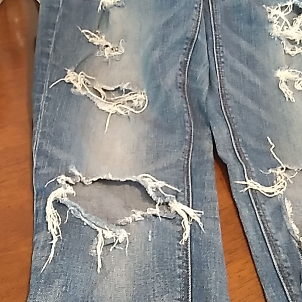 American Eagle Distressed Cropped Stretch Jeans. Size 4 - Picture 13 of 13